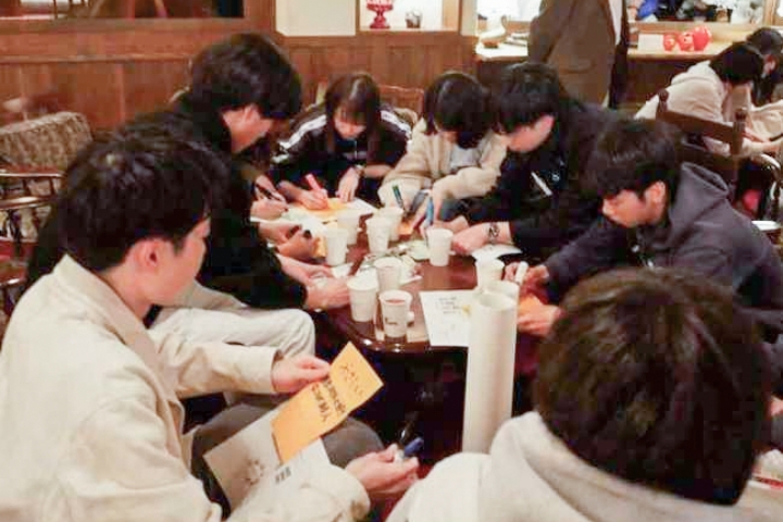 新入生合宿のグループワークで自然と打ち解ける