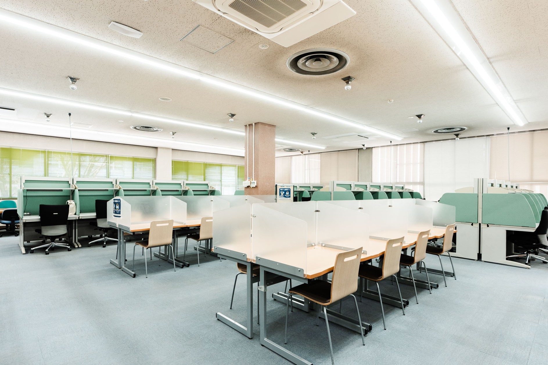 医学部図書館閲覧室2.jpg
