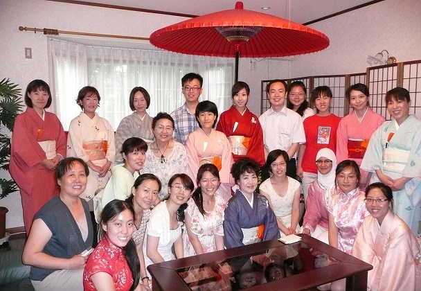 林表千家茶道教室にて（お着物の方々の内3人は留学生）