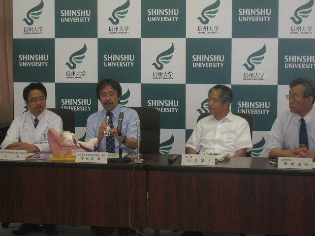 会見を行う宇佐美真一教授(左から2人目)と工穣准教授(左から1人目)