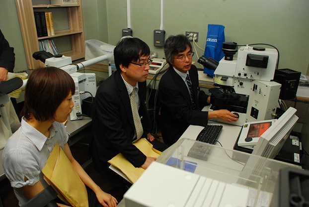 中山教授から説明を受ける村田医学教育課長（中央）