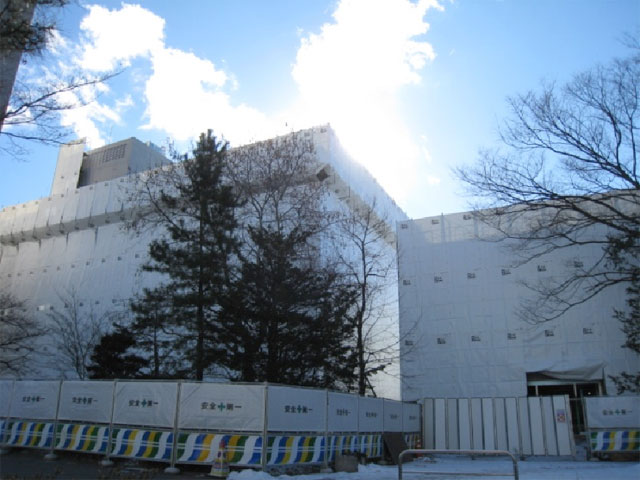 耐震改修工事が進む医学部基礎棟と疾患予防医科学系専攻西棟