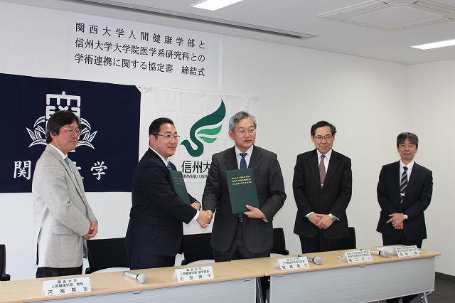 左から　河端隆志関西大学人間健康学部教授、小田伸午関西大学人間健康学部副学部長、福嶋義光医科学系研究科長、樋口京一疾患予防医科学系専攻長、能勢博疾患予防医科学系専攻教授