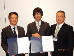 左から、受賞者　塚原照臣講師、西村久明さん、野見山哲生教授