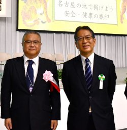 表彰式会場にて（右：学校法人産業医科大学理事長 生田正之様（来賓）、左：野見山哲生教授）