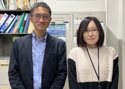 日本EDS研究会会頭の医学部遺伝医学教室古庄知己教授（左）と髙橋有希さん（右）