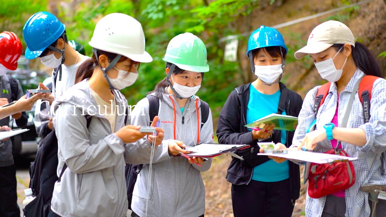 カリキュラムや信大理学部独自の特徴的な授業を動画などで紹介しています。