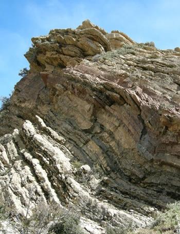 赤色と白色の地層が順次堆積する。当時の海水の酸化・還元状況を反映している。