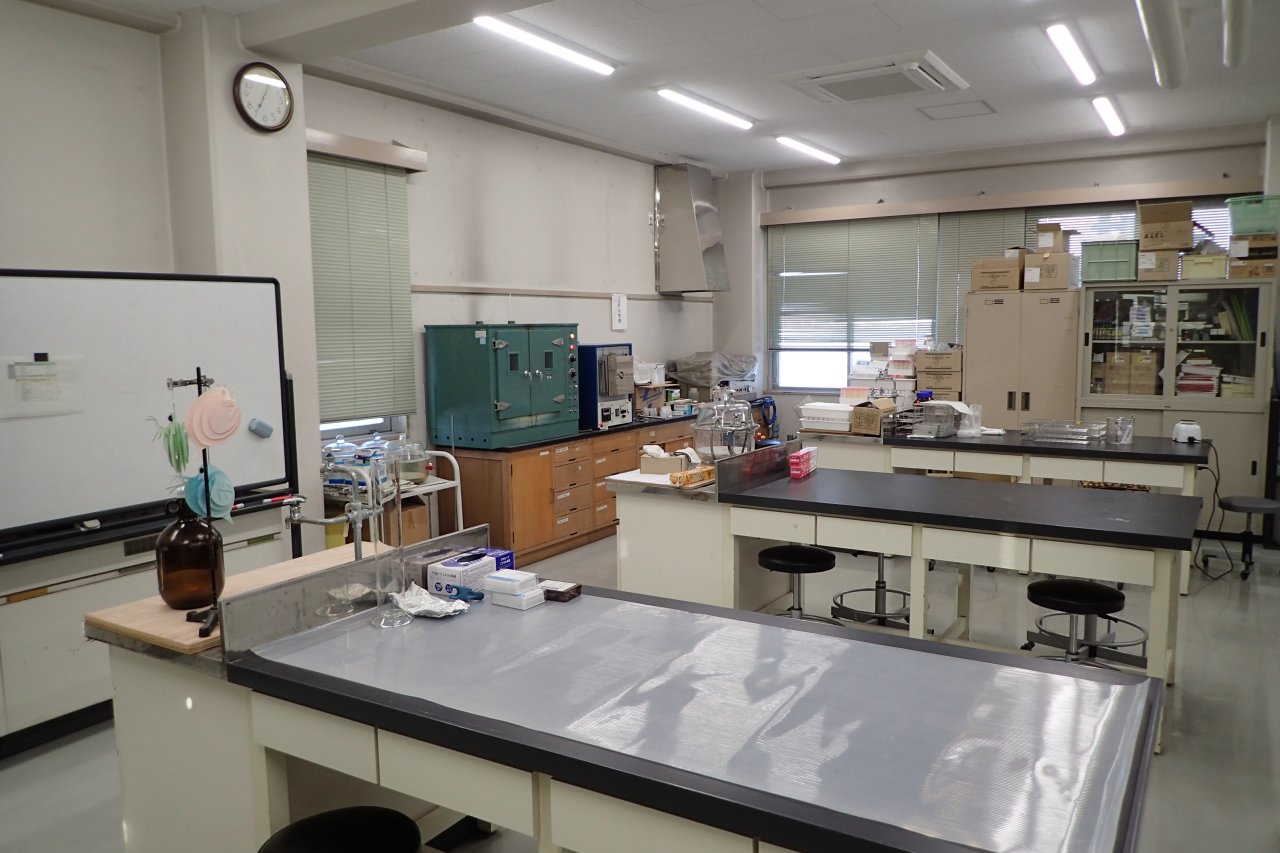 　実験台が最大５つ使用可能です。実習室では、顕微鏡観察、水質分析を行うことができます。動植物プランクトン図鑑、水草図鑑などもあります。