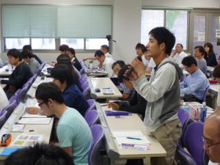 写真2) 学生とのディスカッション