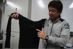 試作品を手に感覚計測工学の醍醐味を語る金井准教授