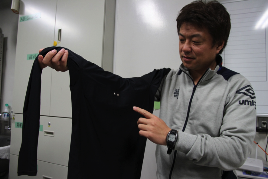 試作品を手に感覚計測工学の醍醐味を語る金井准教授