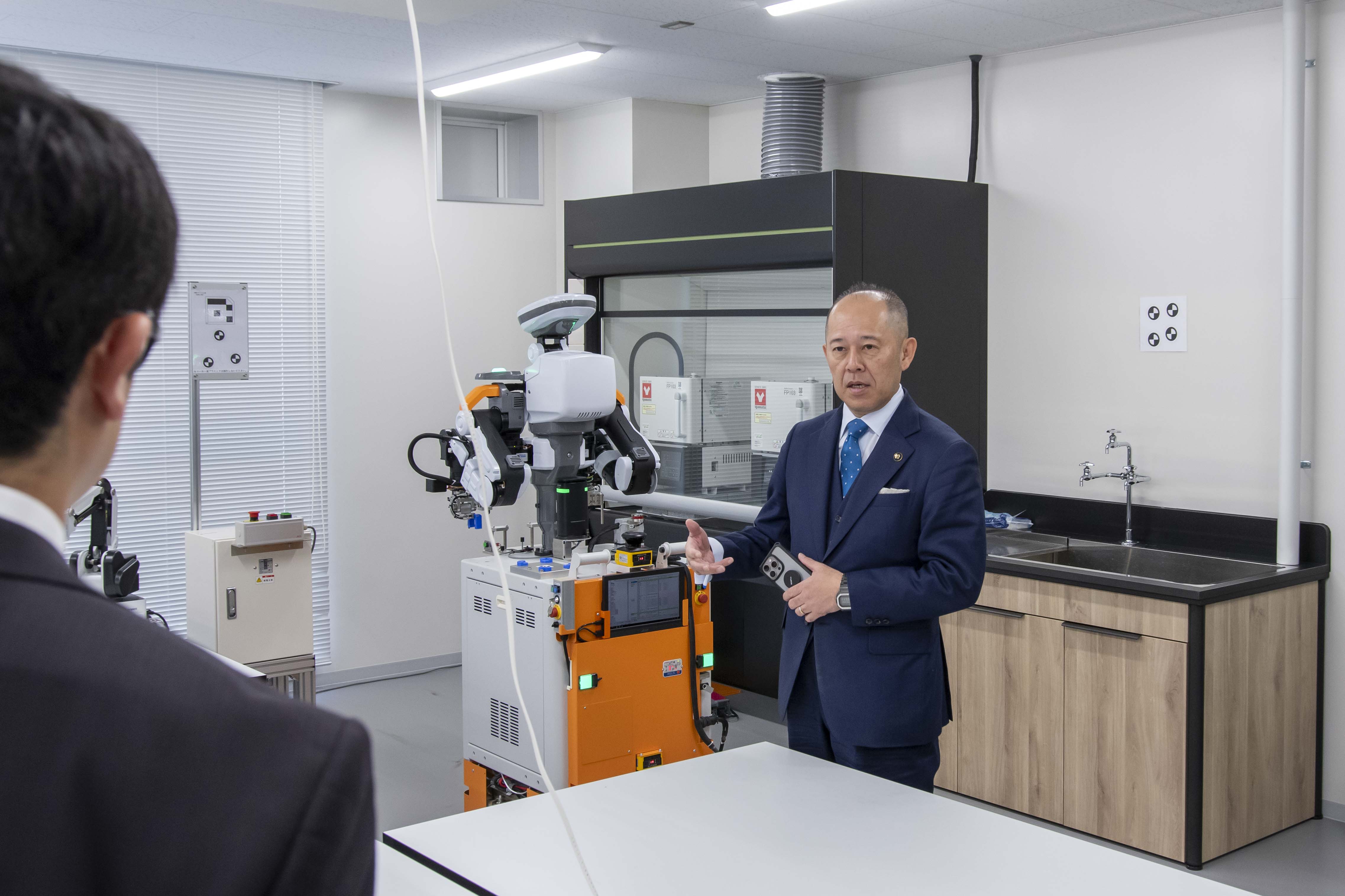 ロボットラボを視察する臥雲市長