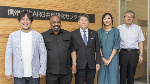 （左から）手嶋勝弥 卓越教授／アクア・リジェネレーション機構 機構長、アダム・O・カリア タンザニア水省 水研究所 所長、中村宗一郎 学長、上村遥子 SUNDRED株式会社 CHIEF INTERPRENEUR ENGAGEMENT OFFICER／チーフエバンジェリスト、堂免一成 特別栄誉教授