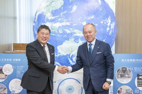 握手を交わす中村学長（左）と臥雲市長（右）