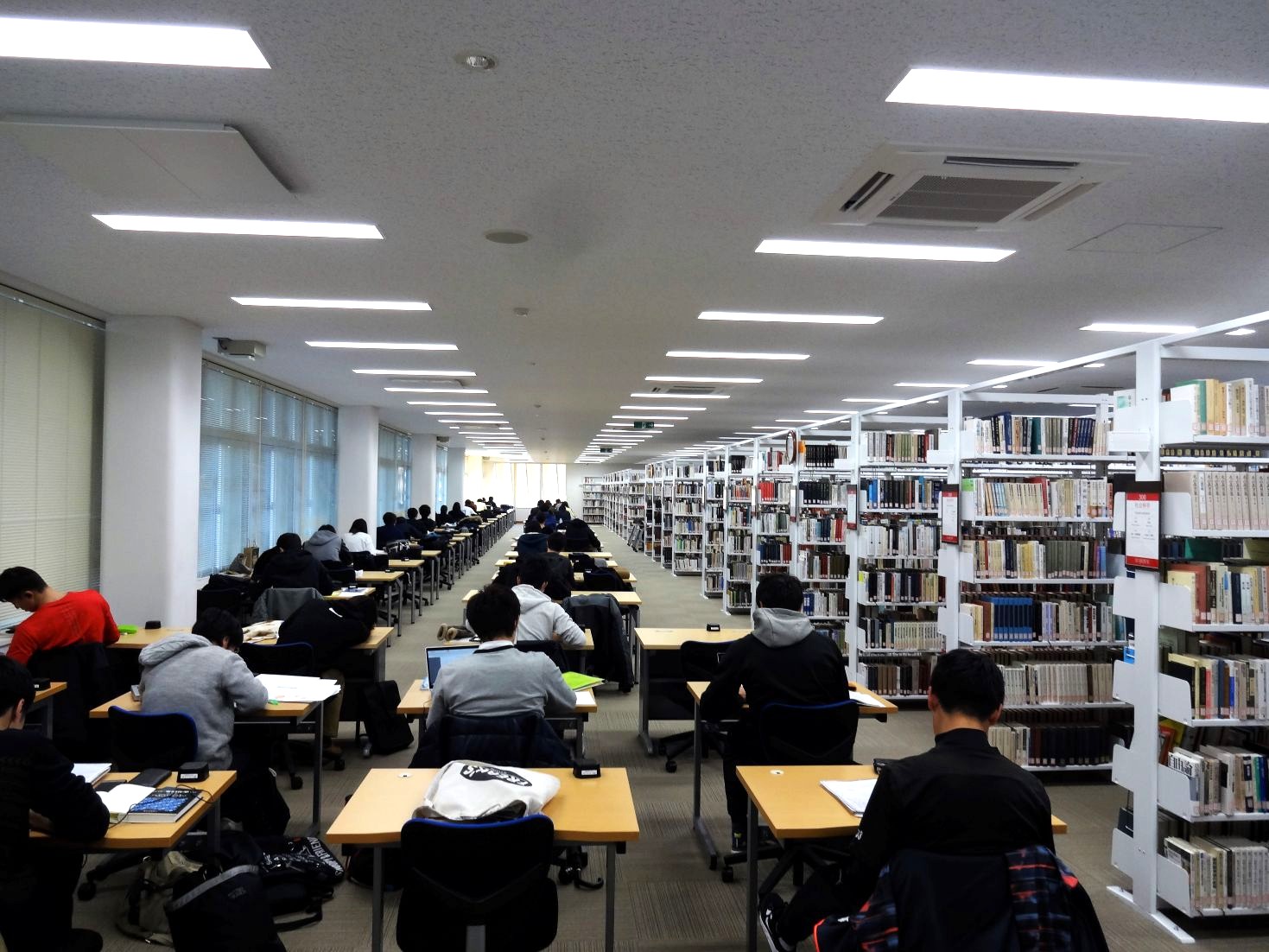 中央図書館3階閲覧席