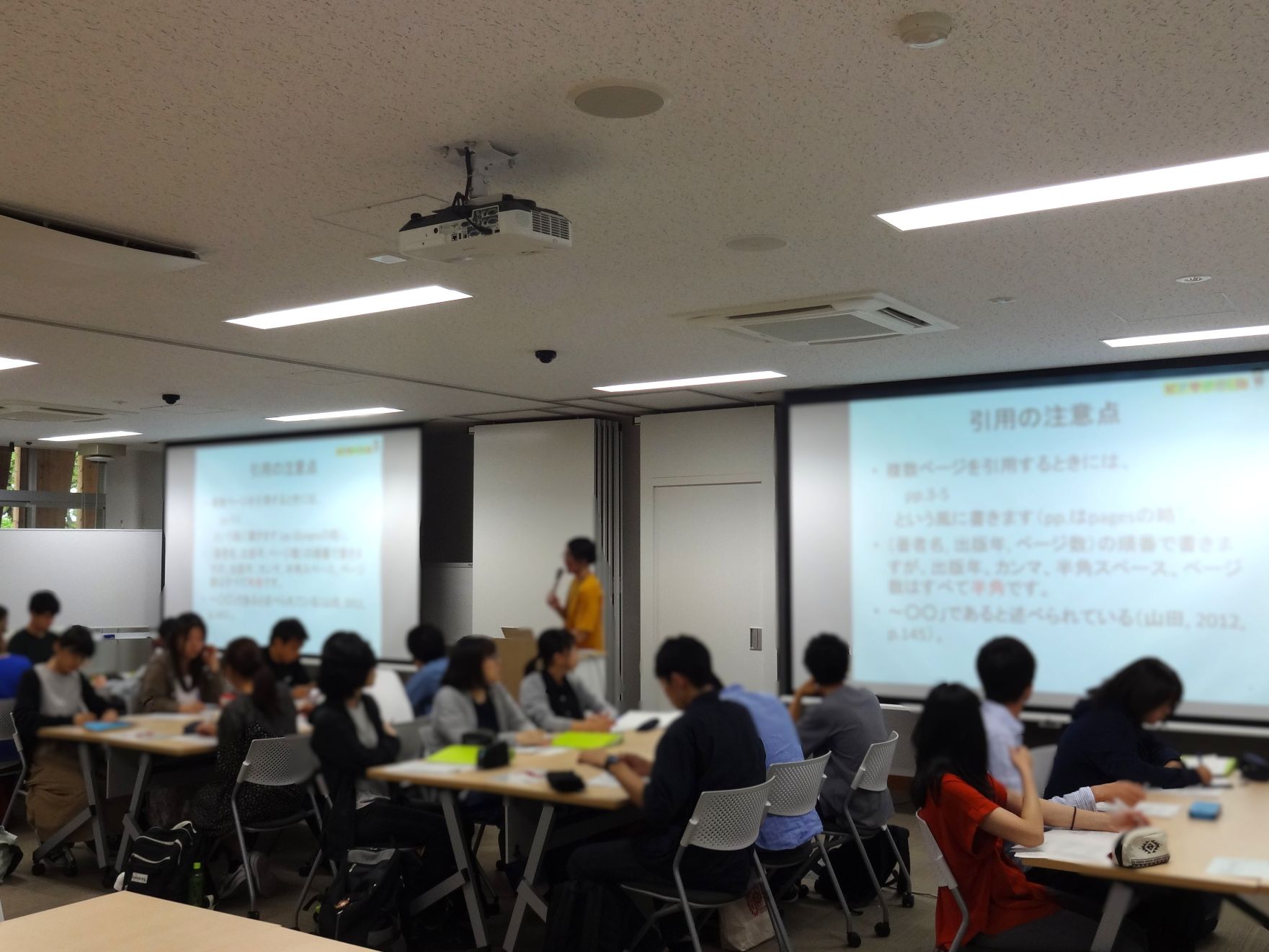 中央図書館2階セミナー室