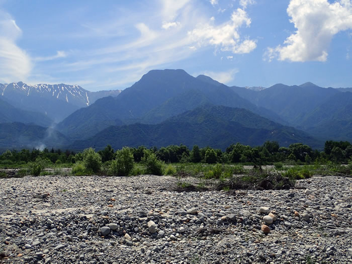 山全体が花こう岩でできた有明山