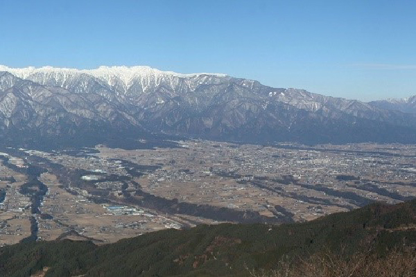 中⽥切川（中央よりやや左の川）と中央アルプス（陣⾺形⼭より）