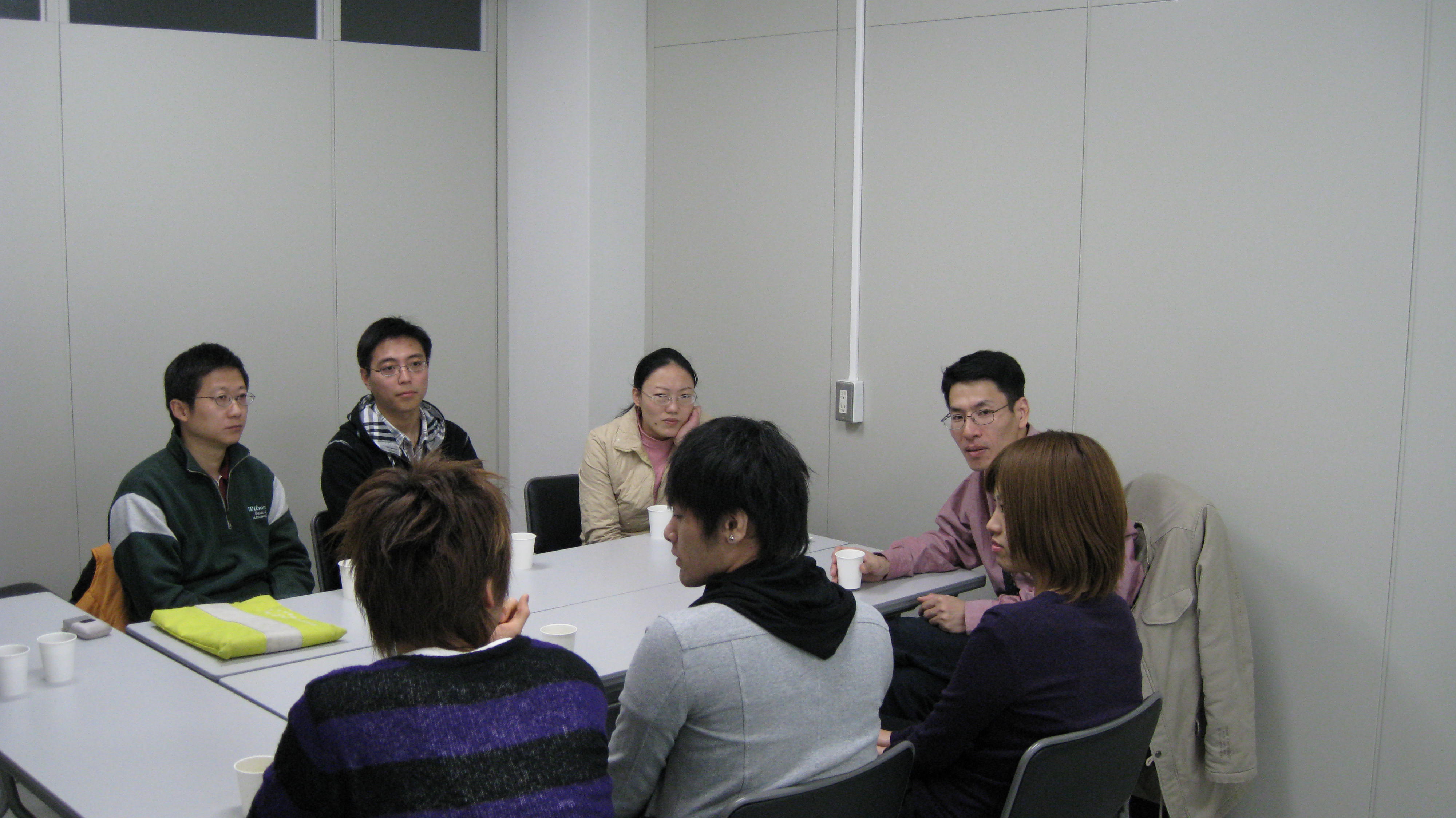 Holding a Discussion Session with 
Professor R.H. Gong (University of Manchester)