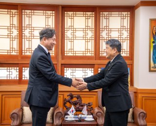 1 shake hands KMOU_.jpg