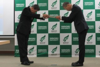 8　IMG_4131授与菊地様② (1).JPG